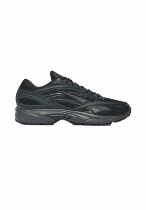 Schwarzer und dunkelgrauer Sportschuh mit Schnürung vorne, strukturierter Sohle und Mesh- sowie synthetischen Überzügen, von der linken Seite gezeigt.