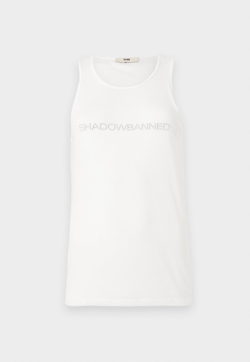 Top sin mangas blanco hecho de una tela suave. Presenta el texto "SHADOWBANNED" en gris claro en el pecho. Diseño simple y sin mangas.