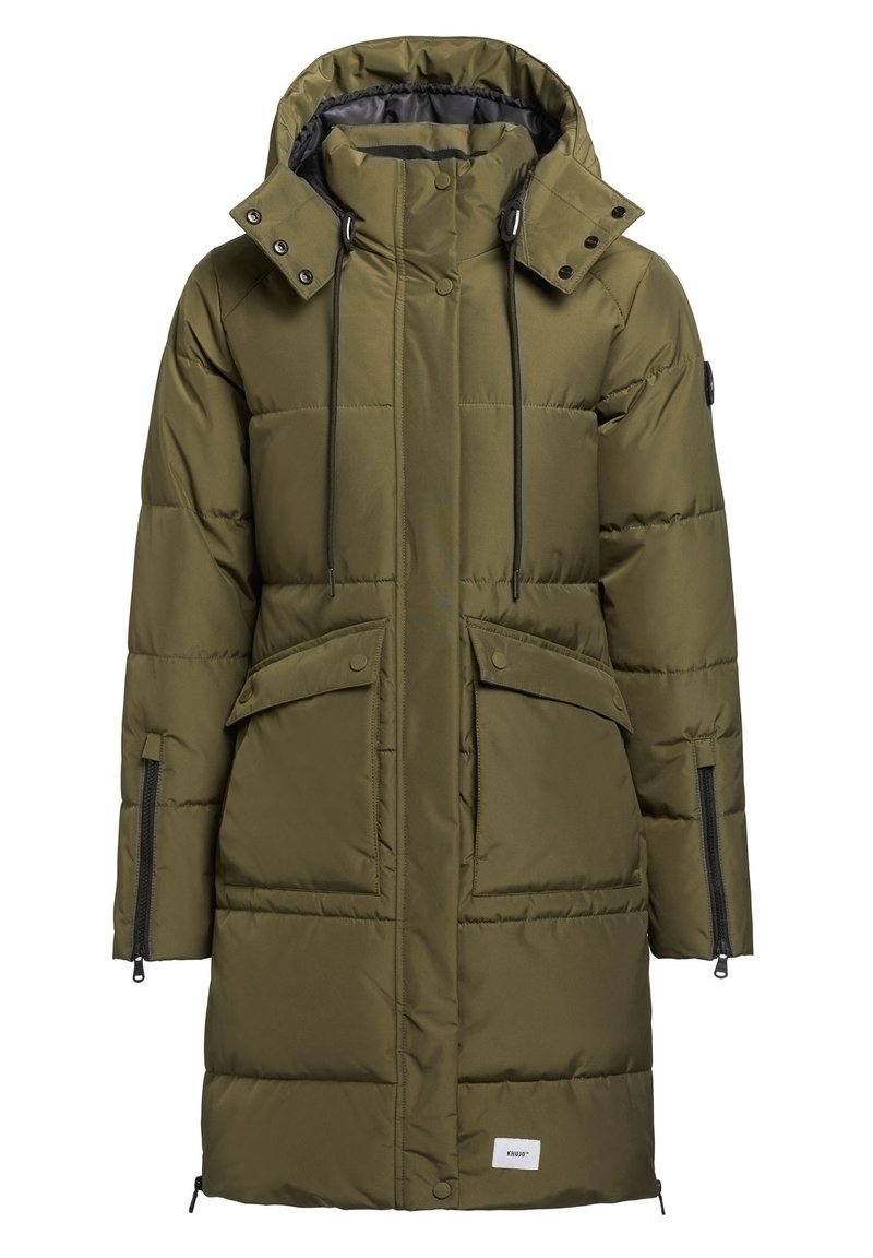 Olivgrüne Daunenjacke mit hohem Kragen, abnehmbarem Kapuze, großen Fronttaschen, verstellbaren Zugbändern und Reißverschlussdetails an den Ärmeln.