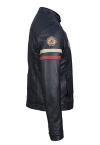 Zwarte leren motorjack met geribbelde schouderaccenten, patches op de mouwen en contrasterende kleurenstrepen in grijs en rood.