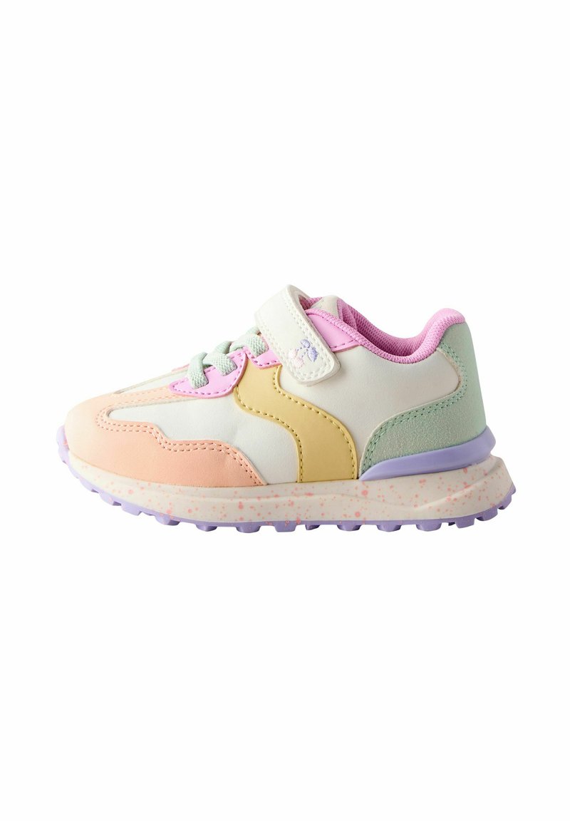 Baskets colorées fabriquées en cuir et en mesh, avec des accents pastel rose, jaune, vert et blanc, une sangle Velcro et une semelle texturée.