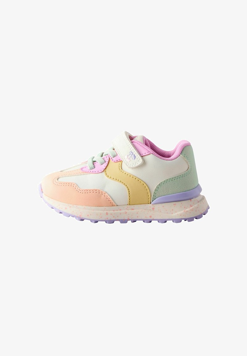 Sneaker colorato realizzato in materiali in pelle e mesh, con accenti in rosa pastello, giallo, verde e bianco, dotato di una fascetta in Velcro e una suola testurizzata.