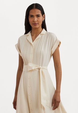 Beiges Kurzarmkleid mit Knopfleiste, gefältelten Details und einem Bindegürtel in der Taille. Glattes Material und klassischer Kragen.