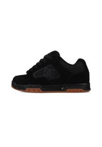 Sorte ruskinds sneakers med mesh-detaljer, der har en gummisål, tonet logo og en kontrasterende gumminederste. Snørebånd og polstret krave inkluderet.