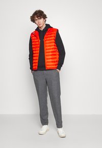 Tommy Hilfiger PACKABLE VEST - Colete - acid orange