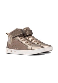Sneakers alte in bronzo metallico per bambini, con lacci, una fascia in Velcro, una toppa a forma di cuore e suole bianche decorate con piccoli chiodini.