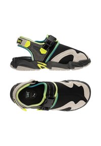 Sandales de sport noires et grises avec une texture douce, une fermeture à boucle ajustable, des accents verts et jaunes vifs, et une semelle au design robuste.