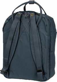 Zaino blu scuro realizzato in tessuto testurizzato, con spallacci regolabili, chiusura centrale a zip e una maniglia superiore per un facile trasporto.