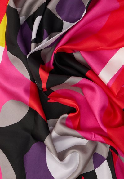 Πολύχρωμο μεταξωτό ύφασμα με μεγάλα αφηρημένα σχήματα σε ροζ, κόκκινο, μαύρο, γκρι και μοβ, με λεία, γυαλιστερή υφή.