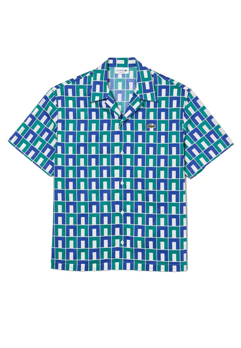 Chemise à manches courtes avec un motif géométrique de carrés verts, bleus et blancs, fabriquée en tissu léger avec un boutonnage sur le devant et un col.