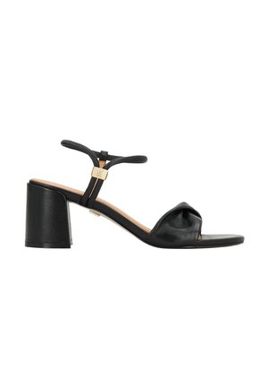 Sandale negre din piele, cu degetele descoperite, toc bloc scăzut, bareta frontală cu nod și o curea subțire la gleznă cu o mică cataramă aurie.