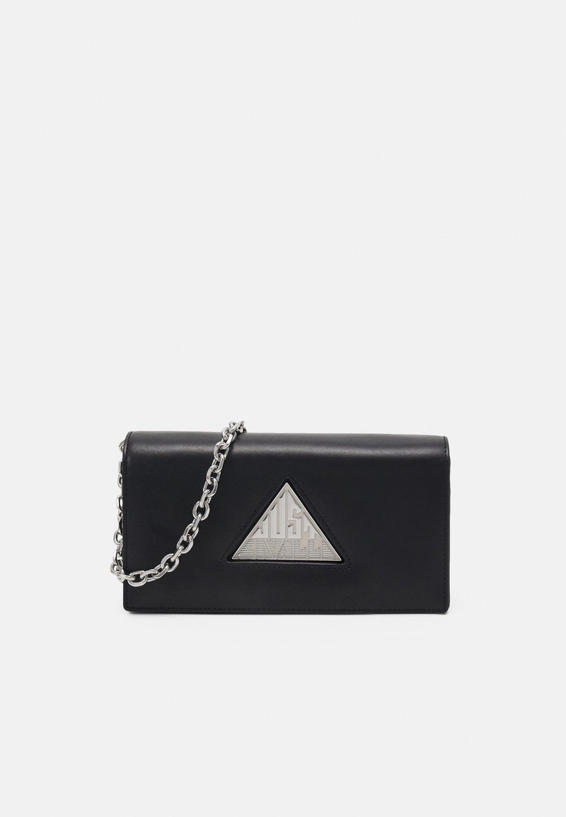 Pochette en cuir noir avec bandoulière chaîne argentée et détail logo triangulaire en métal argenté au centre avant.