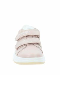 Jasnoróżowy but sportowy z dwoma rzepami, gładki materiał z syntetycznej skóry, zaokrąglony czubek i biała gumowa podeszwa.