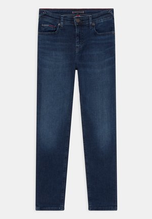 Proste granatowe jeansy typu denim z przodu na guzik, zamek błyskawiczny, szlufki na pasek i fason z pięcioma kieszeniami.