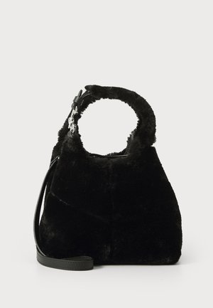 Schwarze Kunstfell-Handtasche mit strukturiertem Design, weicher Textur, kurzen, runden Griffen und einem abnehmbaren Schultergurt aus Leder.