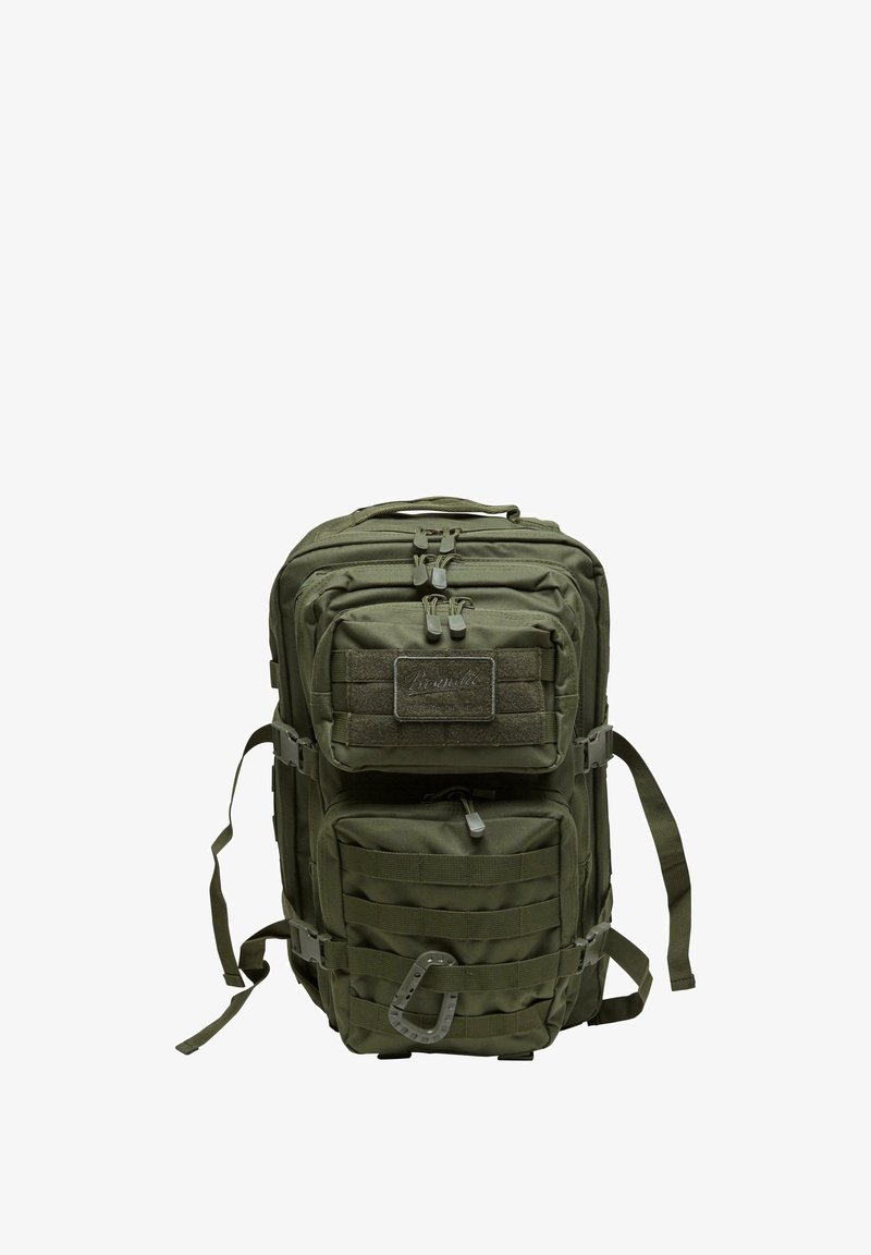 Olivno zelena taktična nahrbtnik z več predelki, oblazinjenimi naramnicami in trakovi za pritrditev. Ima logotipni značko na sprednji strani.
