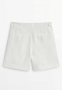 Witte linnen shorts met opgerolde mouwen, twee achterzakken en subtiele stikdetails. Soepele textuur en een stijlvolle pasvorm.