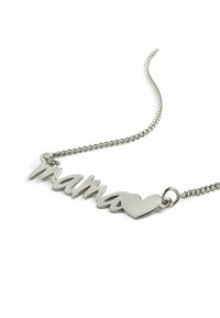 Silberfarbene Halskette mit dem Wort "mama" und einem Herzen, aus Metall, an einer dünnen Kette befestigt. Schlichtes, modernes Design.