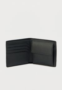 Portefeuille en cuir noir, design bifold, plusieurs emplacements pour cartes, texture lisse, petite poche pour pièces, détail de logo discret.