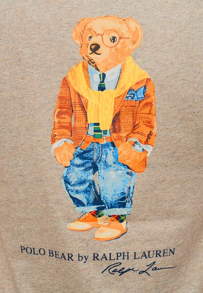 Εικονογράφηση μιας αρκούδας ντυμένης με καρό πορτοκαλί σακάκι, κίτρινο πουλόβερ, μπλε πουκάμισο και τζιν με πορτοκαλί παπούτσια και πολύχρωμες κάλτσες.