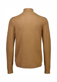 Brauner, gestrickter Pullover mit hohem Kragen, langen Ärmeln sowie gerippten Bündchen und Saum, der ein sauberes, simples Design und eine weiche Textur aufweist.