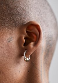PIERCING SMALL LINE PAVE EARRING - Einzelner Ohrring - yellow gold-colored/white gold-colored
