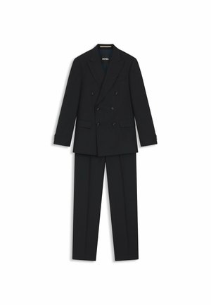 Completo nero doppiopetto con rever a intaglio, due tasche laterali e pantaloni su misura con pences, realizzato in un tessuto a trama liscia.