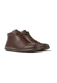 Pantofi de piele maro, cu glezna înaltă, cu vârf rotund, având o textură netedă și o talpă din cauciuc în contrast. Șireturile sunt de aceeași nuanță de maro.