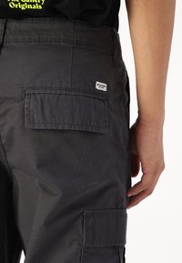 Jack & Jones JJKNOCKOUT WIDE FIT - Cargobukser - asphalt