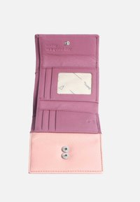 Portafoglio in pelle rosa con due scomparti, molteplici slot per carte, una finestra trasparente per l'ID e testo impresso. Presenta una chiusura a scatto e una superficie liscia.