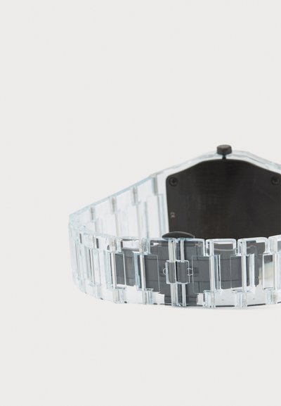 Reloj de plástico transparente con una correa segmentada, que presenta una caja y un broche negros. Textura suave con acabado brillante y diseño minimalista.