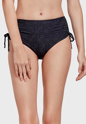 Bas de bikini noir taille haute avec motif texturé, liens sur les côtés et accents métalliques. Le tissu est lisse avec un léger brillant.