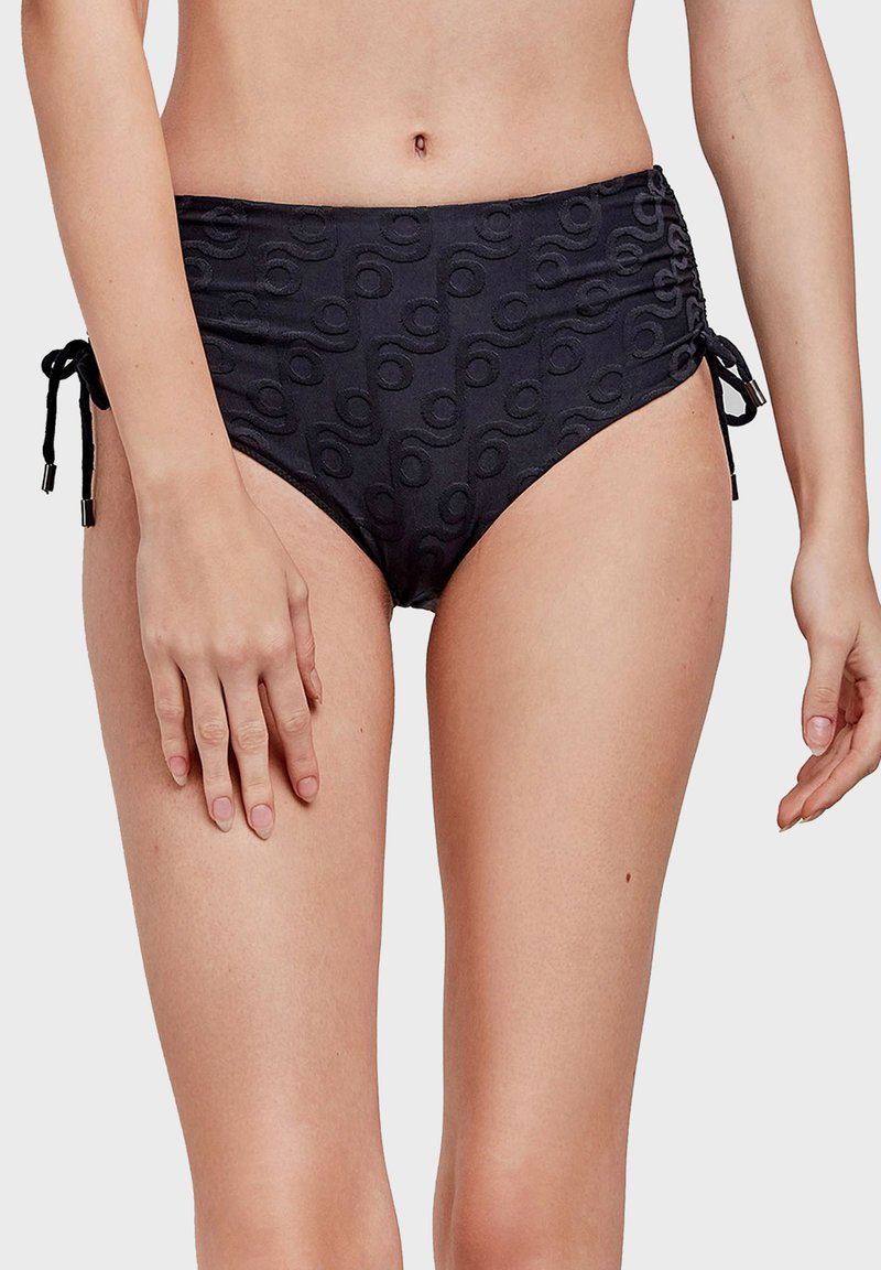 Bas de bikini noir taille haute avec motif texturé, liens sur les côtés et accents métalliques. Le tissu est lisse avec un léger brillant.