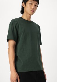 Abercrombie & Fitch CLASSIC  - Basic póló - deep forest