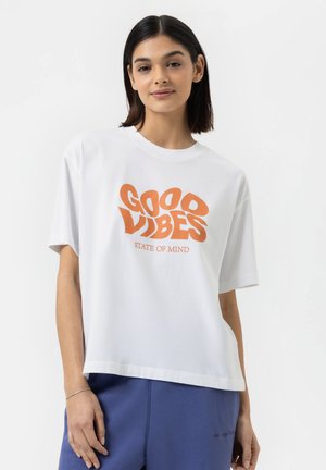 T-shirt bianca in cotone con maniche corte, decorata con una stampa grafica arancione che recita "GOOD VIBES STATE OF MIND". Vestibilità semplice e rilassata.