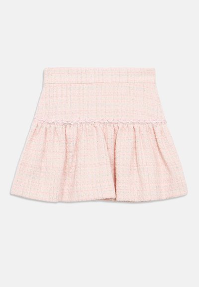 Ροζ μίνι φούστα από τουίντ με βολάν στο τελείωμα και διακριτικές κλωστές με γκλίτερ, σχεδιασμένη για εφαρμογή που αγκαλιάζει τη μέση.