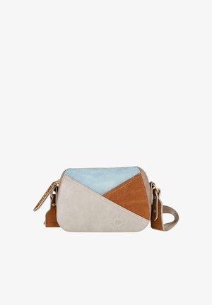 Bolso bandolera de cuero con segmentos triangulares en azul claro, marrón y crema; incluye una cremallera dorada y una correa ajustable.