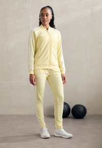 adidas Sportswear ESSENTIALS 3-STRIPES - Treniņtērps - almost yellow/white