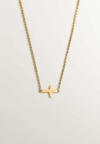 Collar en tono dorado con una fina cadena y un colgante de cruz minimalista. La cruz presenta un acabado pulido y líneas limpias.