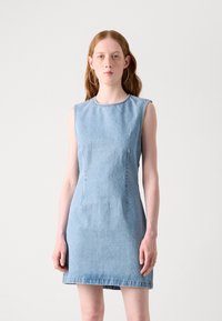 Ανοιχτό μπλέ �τζιν φόρεμα με εφαρμοστό σχήμα, χωρίς μανίκια, στρογγυλή λαιμόκοψη και διακριτικές πλαϊνές τσέπες. Λείο υφή, casual στυλ.