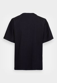 Schwarzes T-Shirt mit kurzen Ärmeln aus Baumwolle. Es hat einen runden Hals und Raglanärmel. Einfach, einfarbig ohne Muster oder Akzente.