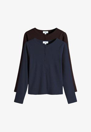 Kaks soonikutega pika varrukaga kardigani, üks tumesinine esiküljel ja teine tumepruun taga, mõlemal ümmargune kaelus ja ees nööbiga sulgemine.