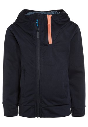 Marine blauwe softshell jas met een ritssluiting aan de voorkant, contrasterende koraalkleurige ritsdetails, capuchon en twee zijzakken. De stof heeft een gladde textuur.