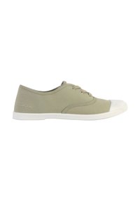 Zapatillas de lona verde claro con puntera de goma blanca, cordones redondos y un sutil detalle texturizado; marca en el talón.