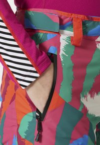 Kleurrijke Shorts met patroon hebben een mix van roze, groen en oranje, voorzien van een zijzak met rits en een contrasterende gestreepte mouwdetails.
