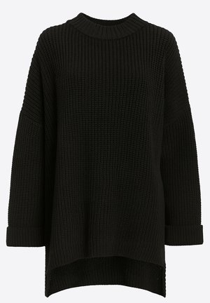 Czarny dziany sweter o prążkowanej fakturze, z wysokim kołnierzem, opuszczonymi ramionami i długimi rękawami. Posiada dłuższy tylny brzeg oraz podwinięte mankiety.