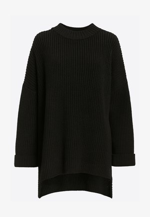 Czarny dziany sweter o prążkowanej fakturze, z wysokim kołnierzem, opuszczonymi ramionami i długimi rękawami. Posiada dłuższy tylny brzeg oraz podwinięte mankiety.