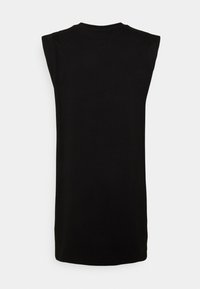 Czarny bezrękawnik z gładkiego materiału, z okrągłym dekoltem i wydłużoną sylwetką. Brak widocznych wzorów lub metalowych elementów.