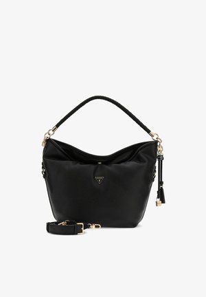 Sac à main en cuir souple noir avec poignée tressée, ferrures dorées, bandoulière détachable et petits charms suspendus de la marque Guess.