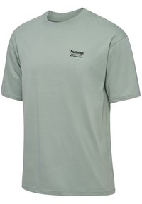 Grön bomull t-shirt med korta ärmar, rund halsringning och en liten svart logotyp på bröstet. Mjuk textur, avslappnad passform.